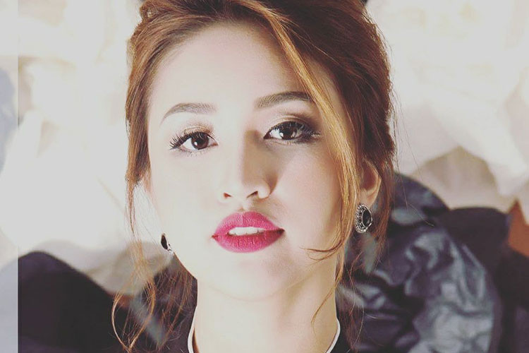 “Khi chuẩn bị bước ra thang máy, chúng sờ vào mông tôi rồi nhanh chóng chạy ra ngoài sảnh. Vừa chạy vừa cười như thể đó là chiến tích vậy. Do lúc đó đã quá muộn, tòa nhà không có ai nên chúng nhanh chóng tẩu thoát”, Vân Hugo kể.