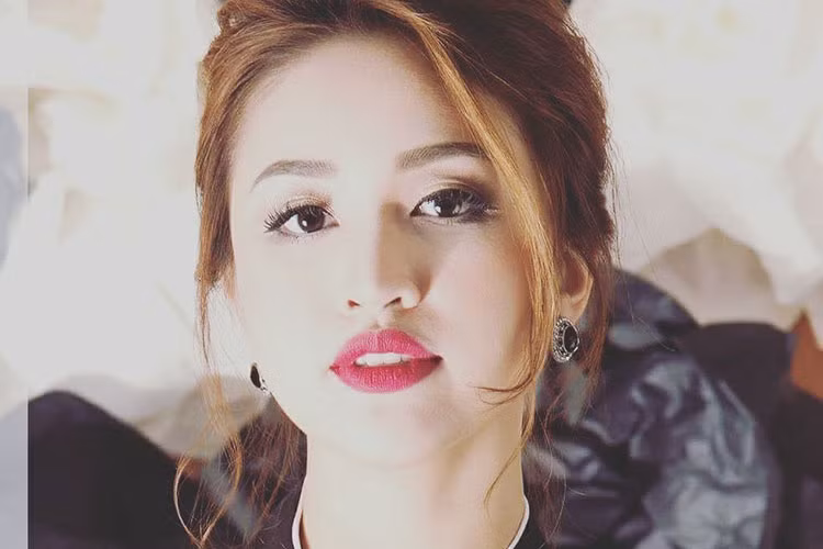 “Khi chuẩn bị bước ra thang máy, chúng sờ vào mông tôi rồi nhanh chóng chạy ra ngoài sảnh. Vừa chạy vừa cười như thể đó là chiến tích vậy. Do lúc đó đã quá muộn, tòa nhà không có ai nên chúng nhanh chóng tẩu thoát”, Vân Hugo kể.