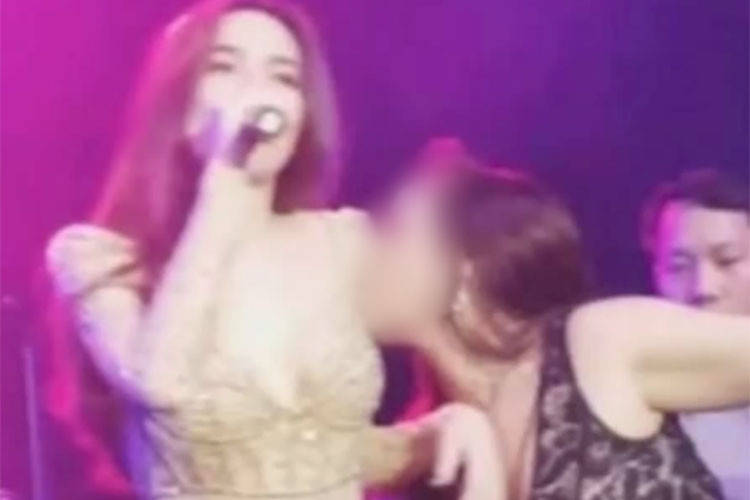 Giống như Helen Thanh Đào, Hồ Ngọc Hà cũng từng bị sàm sỡ. Khi đó, trong buổi biểu diễn ở Mỹ vào tháng 12/2017, một fan nữ đã có những hành động sàm sỡ, thậm chí hôn vào vòng 1 của Hồ Ngọc Hà khi cô đang hát. Ảnh: Yan