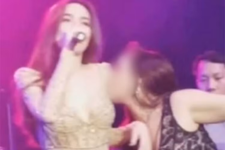 Giống như Helen Thanh Đào, Hồ Ngọc Hà cũng từng bị sàm sỡ. Khi đó, trong buổi biểu diễn ở Mỹ vào tháng 12/2017, một fan nữ đã có những hành động sàm sỡ, thậm chí hôn vào vòng 1 của Hồ Ngọc Hà khi cô đang hát. Ảnh: Yan