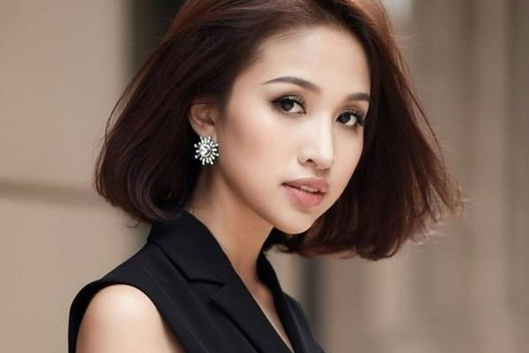 Vụ bé gái bị sàm sỡ trong thang máy ở Sài Gòn và vụ nữ sinh bị cưỡng hôn trong thang máy ở Hà Nội khiến sao Việt vô cùng bức xúc, trong đó có MC Vân Hugo. Trên trang cá nhân, cô đưa ra lời khuyên cho các bậc phụ huynh.