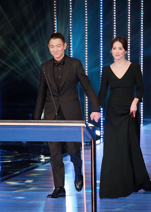 Song Hye Kyo khá thân với nhiều sao Trung Quốc như Chương Tử Di, Lưu Đức Hoa, Lương Triều Vỹ.