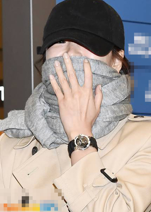 Hành động tháo nhẫn cưới của Song Hye Kyo tiếp tục củng cố tin đồn hôn nhân rạn nứt giữa cô và chồng kém tuổi.