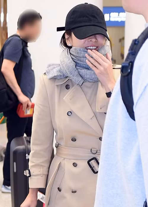 Hình ảnh Song Hye Kyo tươi rói trở về nước và không đeo nhẫn cưới.