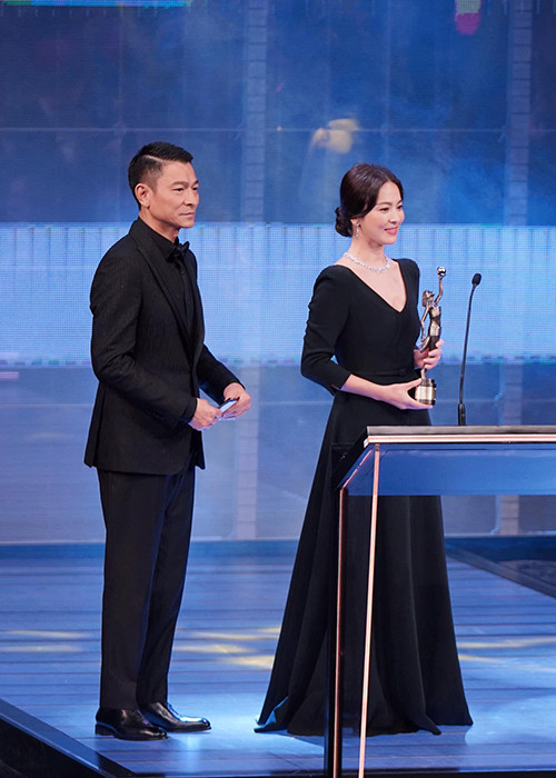 Dù đã lấy chồng nhưng tên tuổi của Song Hye Kyo vẫn hot. Được biết, cô là sao Hàn hiếm hoi được mời tham gia lễ trao giải Kim Tượng 2019.