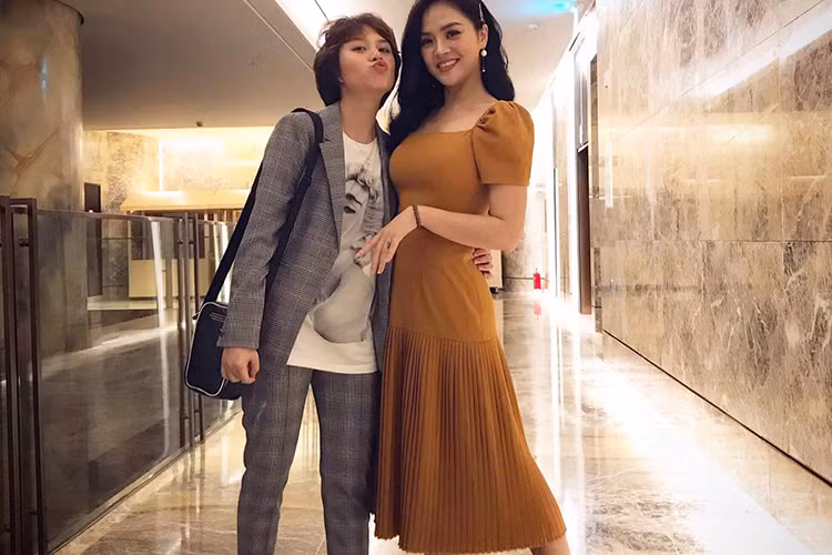 Ngoài đời, "Ánh Dương" của "Về nhà đi con" ăn mặc cá tính.