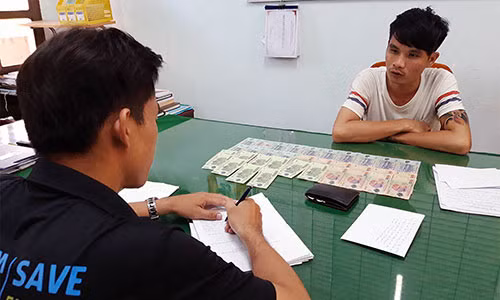 Nu sinh bi ga trai tong tien bang clip va anh 