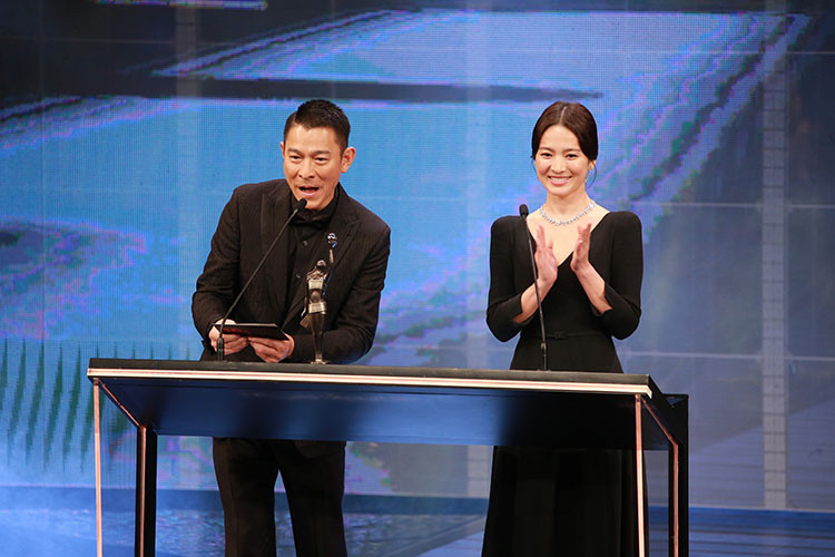 Nữ diễn viên công bố giải thưởng cùng Lưu Đức Hoa. Ảnh: Sohu