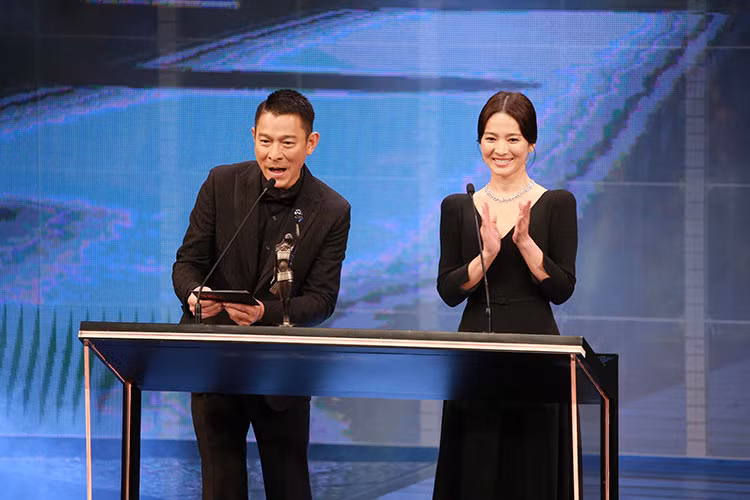 Nữ diễn viên công bố giải thưởng cùng Lưu Đức Hoa. Ảnh: Sohu