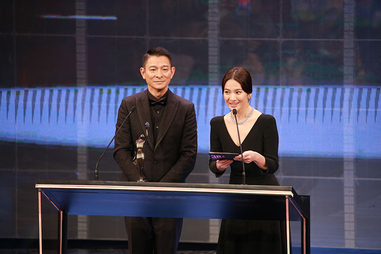 Song Hye Kyo tham gia Lễ trao giải Kim Tượng 2019 với tư cách khách mời trao giải. Ảnh: Sohu