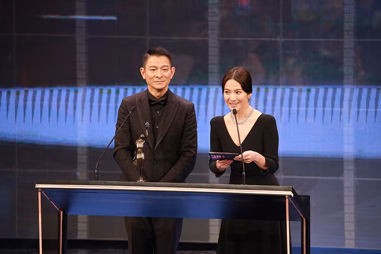 Song Hye Kyo tham gia Lễ trao giải Kim Tượng 2019 với tư cách khách mời trao giải. Ảnh: Sohu