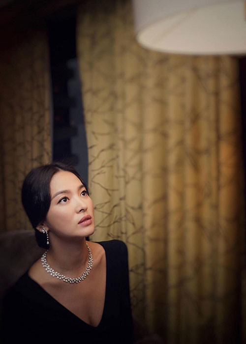 Cách trang điểm nhạt và kiểu tóc kiểu tóc búi thấp, rẽ ngôi chính giữa khiến Song Hye Kyo trông già thêm vài tuổi. Ảnh: Sohu