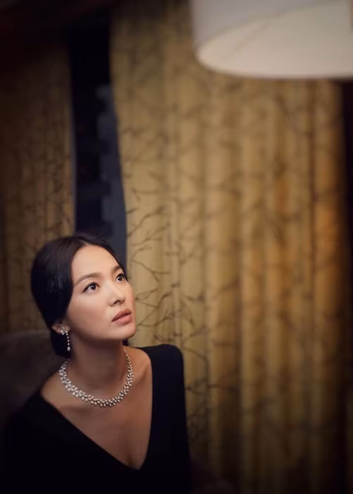 Cách trang điểm nhạt và kiểu tóc kiểu tóc búi thấp, rẽ ngôi chính giữa khiến Song Hye Kyo trông già thêm vài tuổi. Ảnh: Sohu