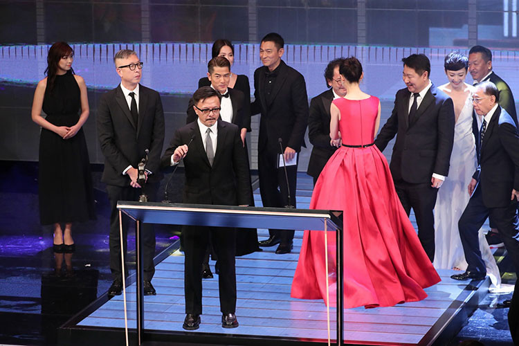 Tại lễ trao giải, Song Hye Kyo không đeo nhẫn cưới khiến khán giả tiếp tục đặt dấu hỏi về cuộc hôn nhân giữa Song Hye Kyo và Song Joong Ki. Ngoài ra, Song Hye Kyo vừa ký hợp đồng cùng công ty của Vương Gia Vệ, bắt đầu phát triển sự nghiệp tại Trung Quốc trong thời gian tới. Nhiều người lo ngại cô sẽ vắng bóng trên màn ảnh xứ Hàn. Ảnh: Sohu