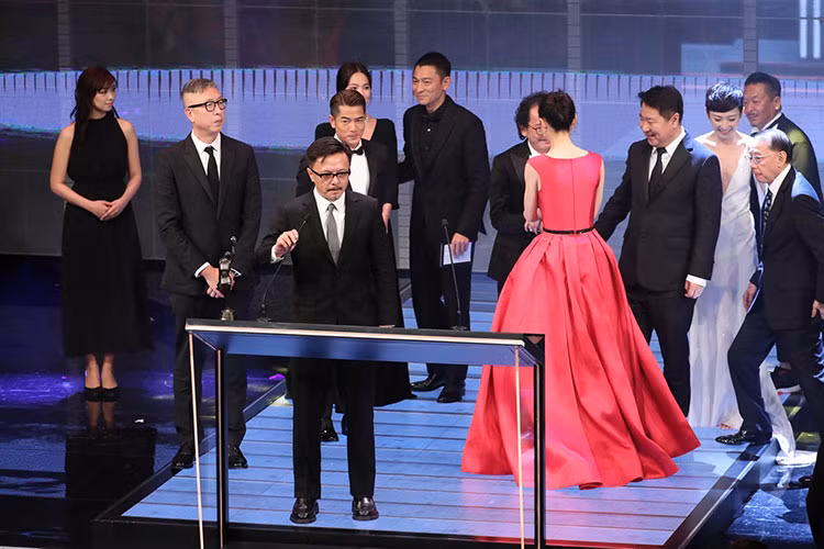 Tại lễ trao giải, Song Hye Kyo không đeo nhẫn cưới khiến khán giả tiếp tục đặt dấu hỏi về cuộc hôn nhân giữa Song Hye Kyo và Song Joong Ki. Ngoài ra, Song Hye Kyo vừa ký hợp đồng cùng công ty của Vương Gia Vệ, bắt đầu phát triển sự nghiệp tại Trung Quốc trong thời gian tới. Nhiều người lo ngại cô sẽ vắng bóng trên màn ảnh xứ Hàn. Ảnh: Sohu