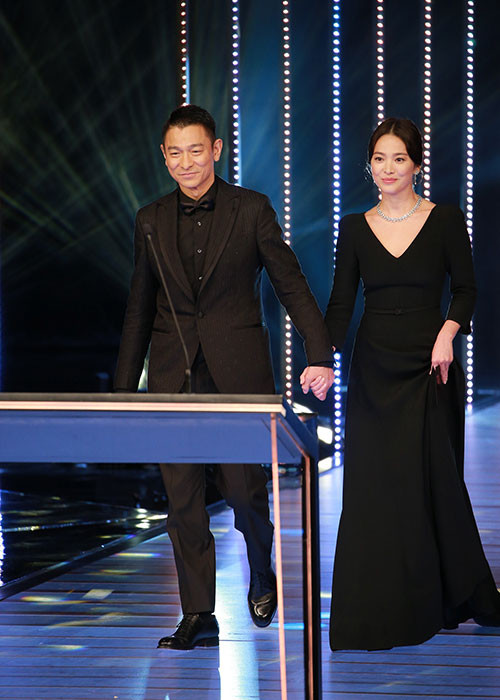 Trên sân khấu, Song Hye Kyo công khai nắm tay Lưu Đức Hoa. Ảnh: Sohu