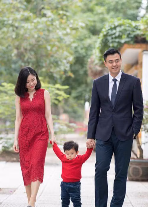 Nam MC "Chiếc nón kì diệu" mất 3 đêm thuyết phục vợ để anh trở lại showbiz. Cuối cùng, Thanh Huyền cũng đồng ý.