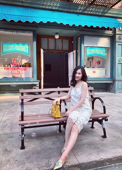 Bà xã của nam MC chương trình "Chiếc nón kì diệu" gợi cảm không kém một hot girl.