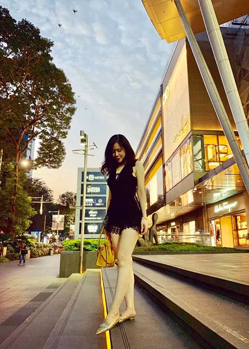 Ở tuổi 35 và đã có một cậu con trai, Thanh Huyền vẫn giữ được vóc dáng thon gọn.