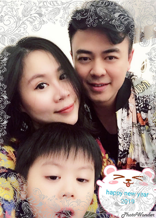 Trên báo chí, Tuấn Tú dành những lời có cánh cho bà xã. Anh khen vợ rất chu đáo, biết vun vén gia đình.