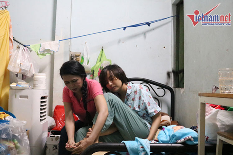 Mẹ của Thúy Anh là trụ cột kinh tế chính trong gia đình. Ngoài ra, khi được hỏi về chồng và bạn trai cũ có liên hệ giúp đỡ hay không, Thúy Anh từ chối trả lời. Ảnh: Vietnamnet