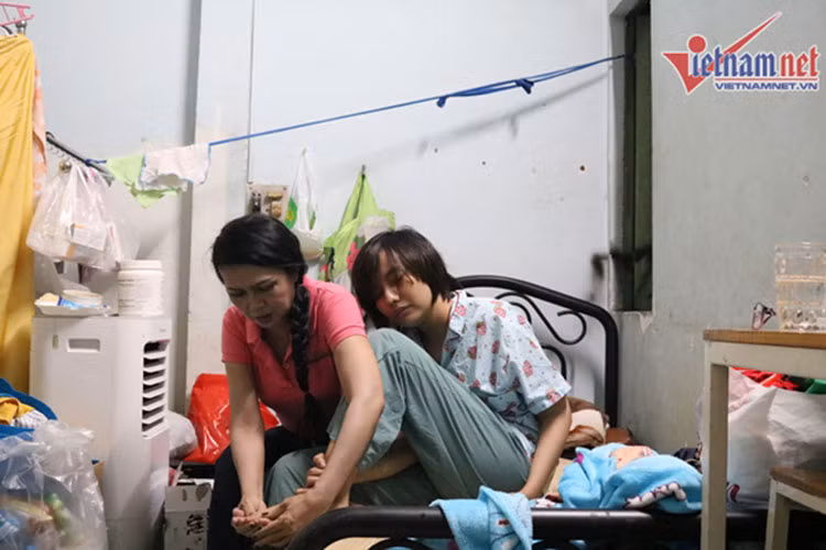 Mẹ của Thúy Anh là trụ cột kinh tế chính trong gia đình. Ngoài ra, khi được hỏi về chồng và bạn trai cũ có liên hệ giúp đỡ hay không, Thúy Anh từ chối trả lời. Ảnh: Vietnamnet