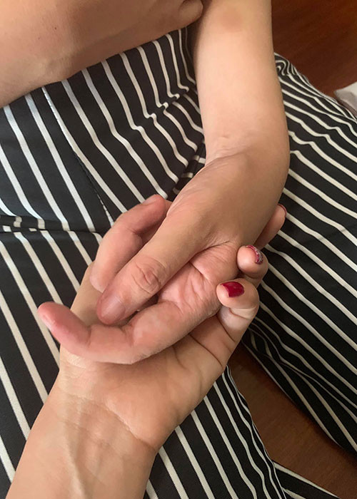 Đến thăm và trao số tiền quyên góp, Bích Trâm tiết lộ tình hình sức khỏe hiện tại của Thúy Anh: “Chị nói được và nhớ được mọi người, nhưng đi chưa được, vẫn đang châm cứu chân và tay mỗi ngày". Ảnh: FBNV