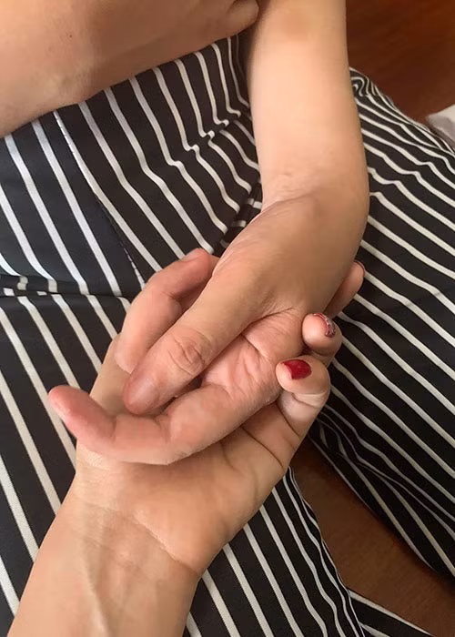 Đến thăm và trao số tiền quyên góp, Bích Trâm tiết lộ tình hình sức khỏe hiện tại của Thúy Anh: “Chị nói được và nhớ được mọi người, nhưng đi chưa được, vẫn đang châm cứu chân và tay mỗi ngày". Ảnh: FBNV