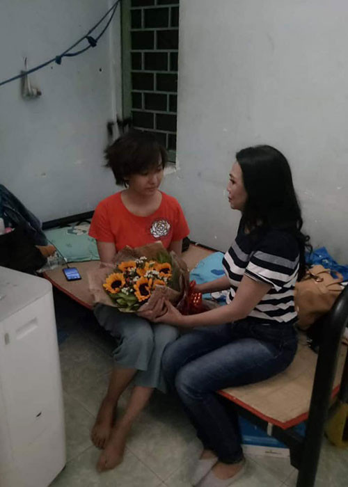 Các đồng nghiệp đều mong Thúy Anh sớm khỏe lại để có thể tự tay chăm sóc hai con nhỏ. Ảnh: FBNV