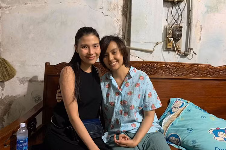 Mới đây, Thúy Diễm cũng tận tay trao số tiền quyên góp cho Thúy Anh. Ảnh: FBNV