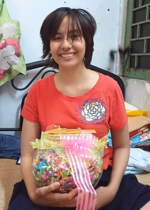 Hình ảnh Thúy Anh vẫn lạc quan dù đang phải chống chọi với bệnh tật. Ảnh: FBNV