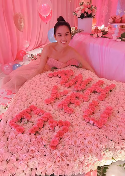 So với các mối tình trước, chuyện tình hiện tại của người đẹp bớt gây ồn ào hơn, một phần bởi bạn trai của cô không lộ diện.