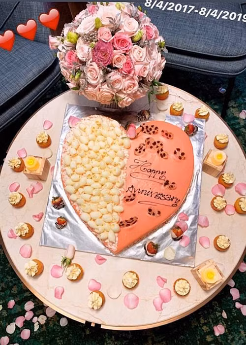 Ngọc Trinh công khai nói yêu bạn trai. Tuy nhiên, cô vẫn quyết giấu hình ảnh và danh tính nửa kia của mình.