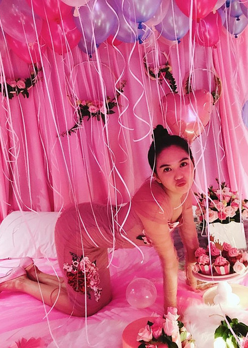 Tháng 9/2018, người đẹp từng vỡ òa trước món quà sinh nhật từ bạn trai đại gia.