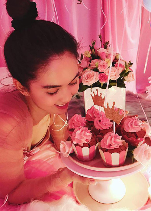 Không công khai danh tính và hình ảnh bạn trai nhưng Ngọc Trinh thường xuyên khoe được bạn trai chiều chuộng.