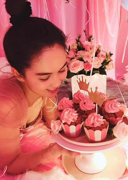 Không công khai danh tính và hình ảnh bạn trai nhưng Ngọc Trinh thường xuyên khoe được bạn trai chiều chuộng.