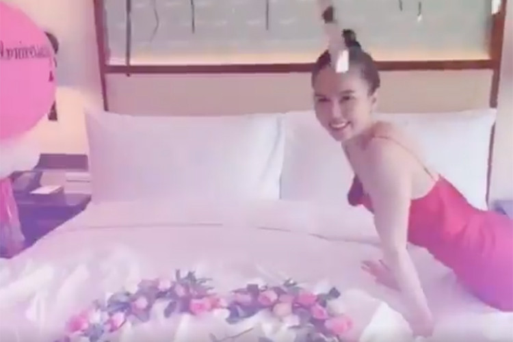 Chân dài gốc Trà Vinh được bạn trai hết mực cưng chiều bởi cô vốn thích màu hồng.