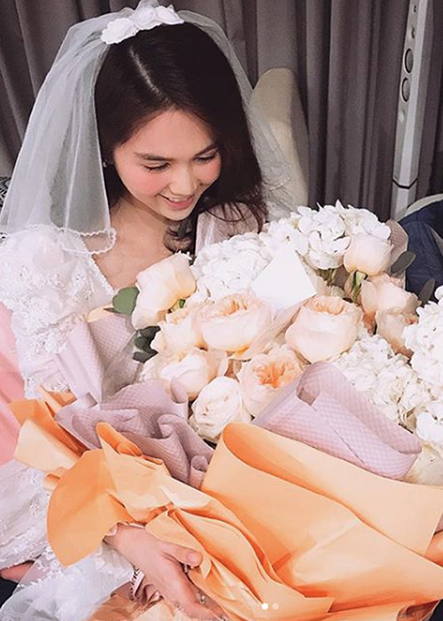 Nhân dịp Lễ Tình nhân trùng với ngày vía Thần tài, Ngọc Trinh được bạn trai tặng bó hoa hồng kèm 3 cây vàng.