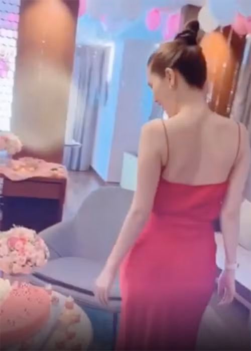 Không chỉ tặng bánh, bạn trai của Ngọc Trinh còn trang trí căn phòng ngập tràn màu hồng.