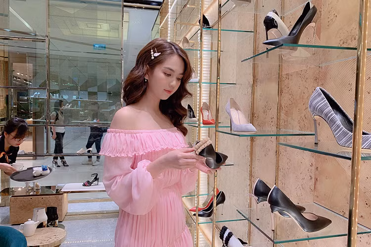 Ngọc Trinh cũng từng khoe tin nhắn người yêu xưng hô vợ chồng, hứa chăm sóc cô chu đáo.