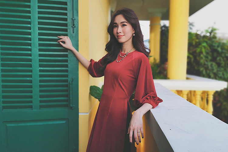 Nàng hoa hậu lập tức khoe bộ ảnh do ông xã chụp trên trang cá nhân.