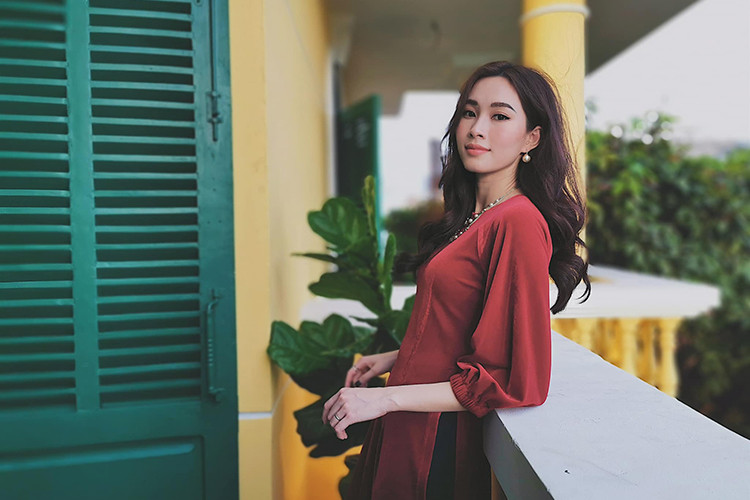 Giống như mọi lần, ông xã của Thu Thảo trở thành phó nháy của vợ.