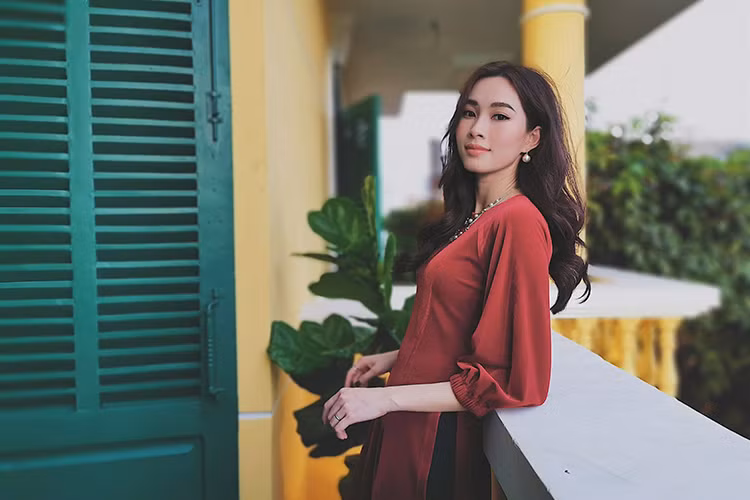 Giống như mọi lần, ông xã của Thu Thảo trở thành phó nháy của vợ.