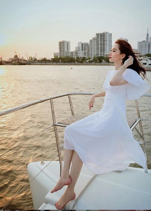 Gần đây, mặc dù luôn giữ im lặng trước nghi vấn mang bầu lần 2 nhưng người đẹp vẫn gây tò mò khi thường xuyên đăng tải hình ảnh với vòng hai có vẻ nhô cao bất thường.