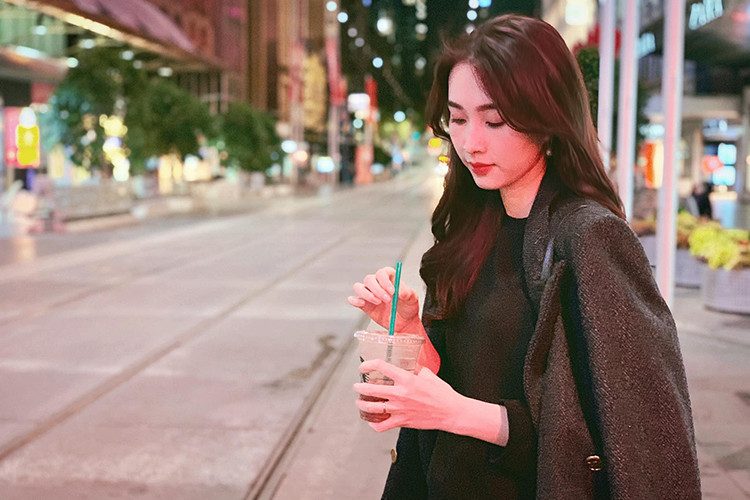 "Đi đâu có người tình trăm năm chụp cho thật thích", nàng hoa hậu gốc Bạc Liêu chia sẻ.