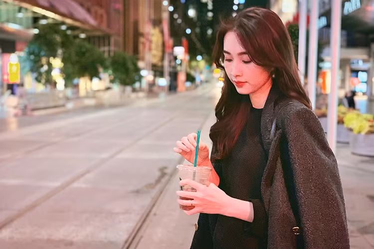 "Đi đâu có người tình trăm năm chụp cho thật thích", nàng hoa hậu gốc Bạc Liêu chia sẻ.