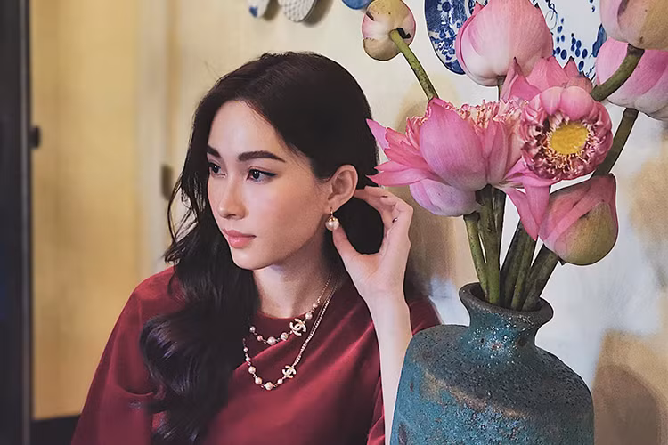 Chong chup co tam the nay, han nao HH Thu Thao cham khoe anh