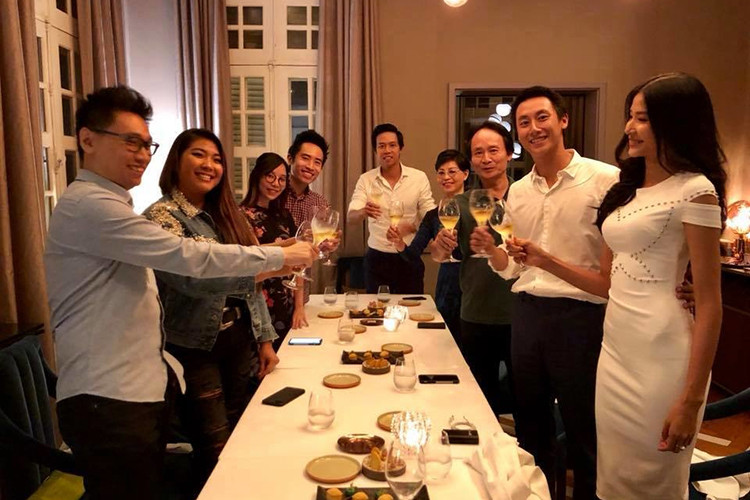 Năm 2018, Hoàng Thùy từng là sao Việt duy nhất Rocker Nguyễn mời đến dự tiệc sinh nhật của anh cùng gia đình. Ảnh: Yan