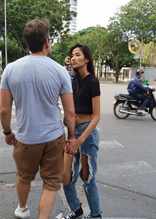 Năm 2017, bạn trai của Hoàng Thùy không ngại sang Việt Nam để thăm người yêu. Ảnh: Khám phá