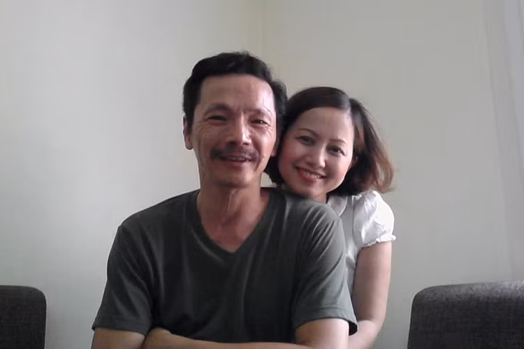 Trên Vietnamnet, bà xã của nghệ sĩ Trung Anh từng hạnh phúc chia sẻ cả hai là minh chứng cho quy luật bù trừ của tạo hóa. Ảnh: Vietnamnet